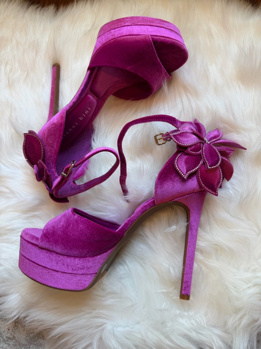 NEW Gianni Bini Karmello Velvet Flower Ankle Strap Platform Dress Sandals Size 9 - Picture 3 of 6